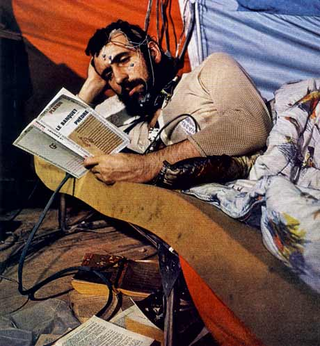 Imagen: Siffre leyendo en el experimento de 1972. Cabinet